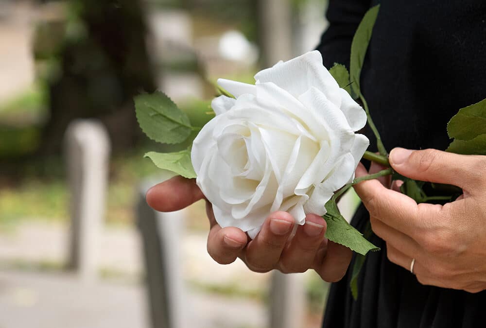 un robe blanche au cimetière. deuil