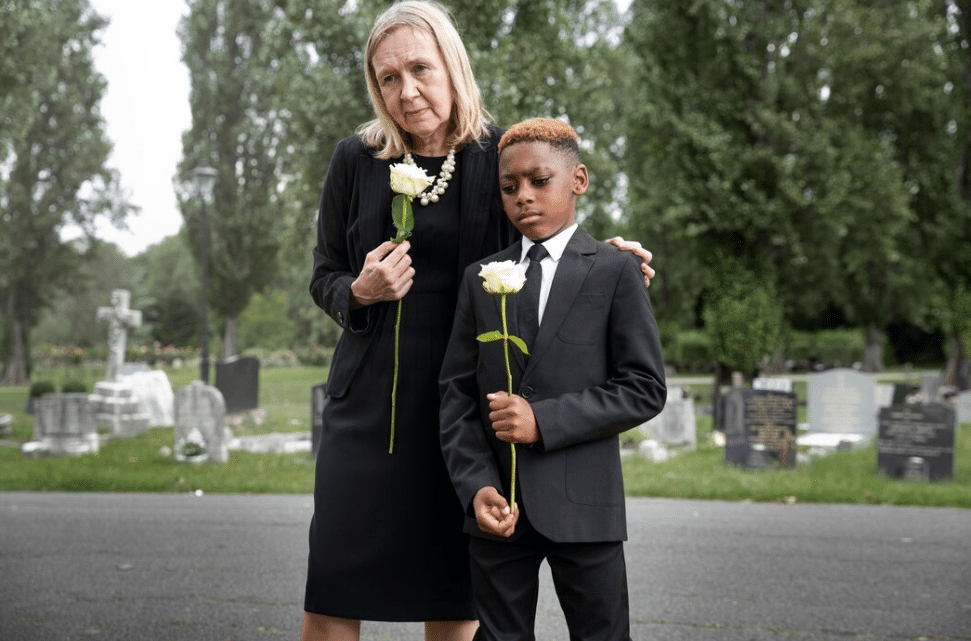 décès, Photo gratuite famille visitant la tombe d'un être cher